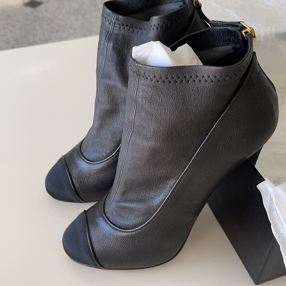 Chanel booties with gold heel details - Picture 2 of 7
